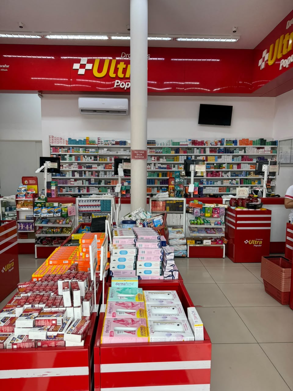Balcao de atendimento com medicamentos e produtos organizados