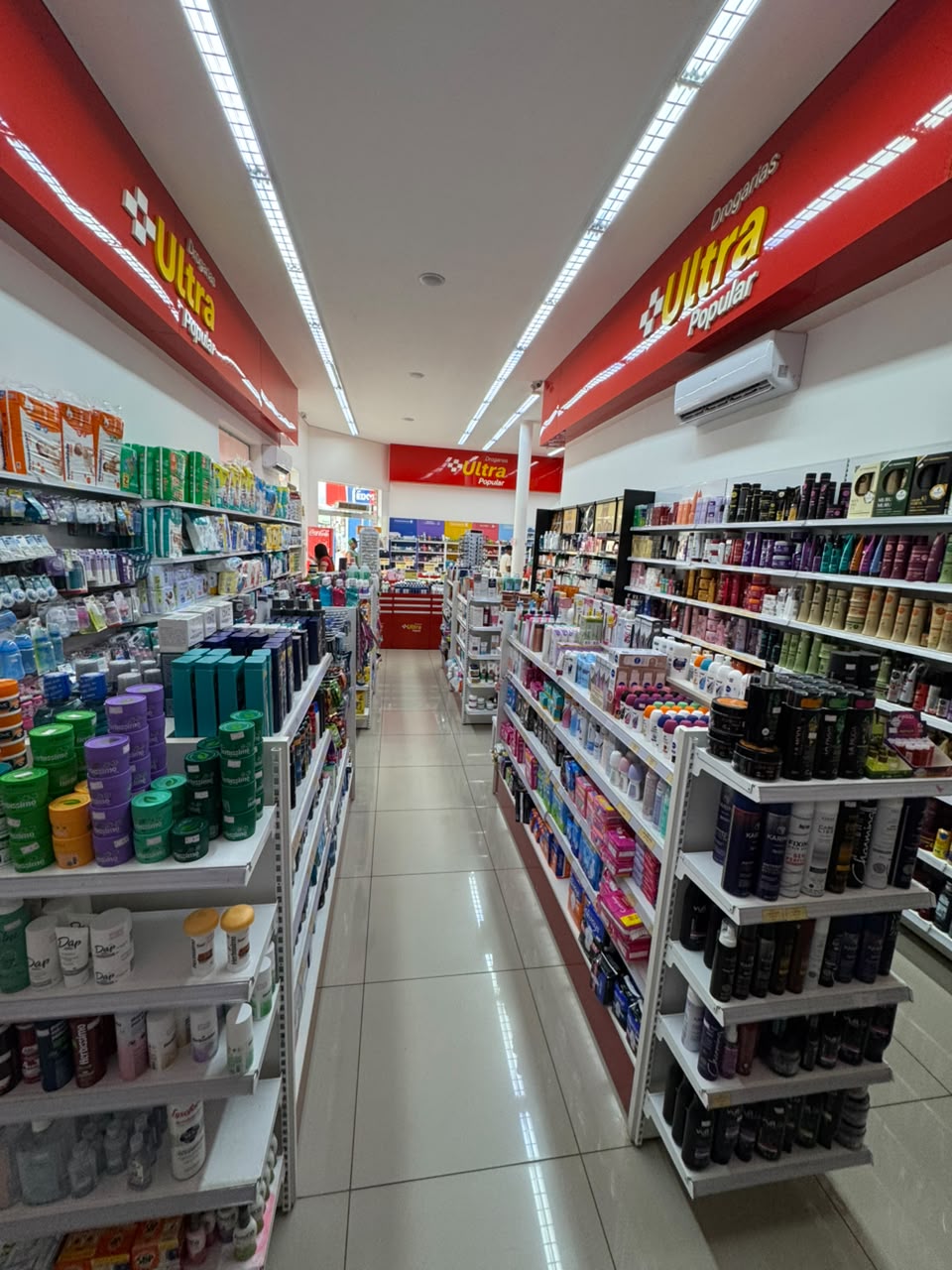 Corredores internos com produtos da Drogaria Ultra Popular